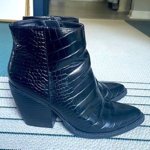✨ Madden Girl Black Snakeskin Heeled Booties - 8.5 ✨